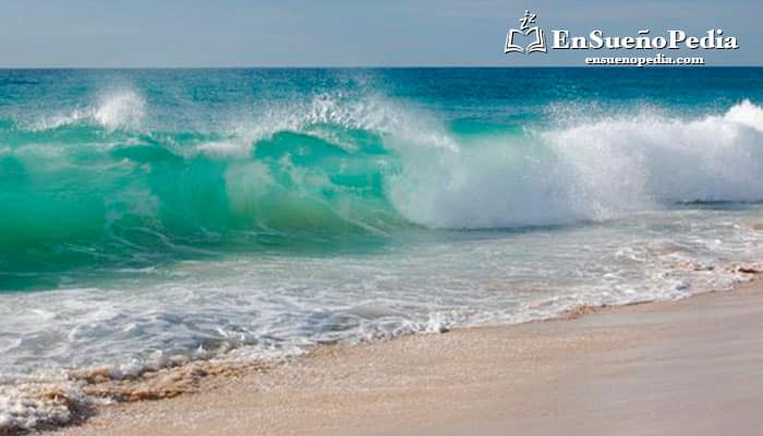 sonar-con-olas-en-la-playa